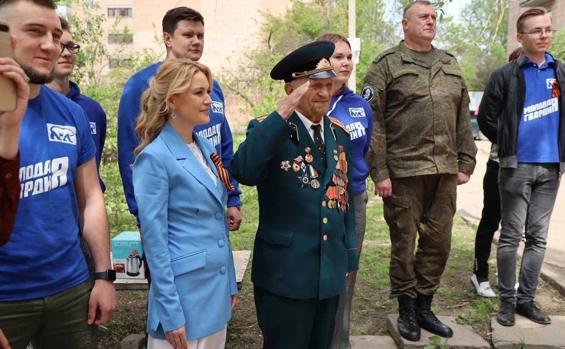 Дарья Лантратова приняла участие в патриотической акции «Сад Памяти», поздравила фронтовика и передала билет на Парад Победы ветерану-блокаднице