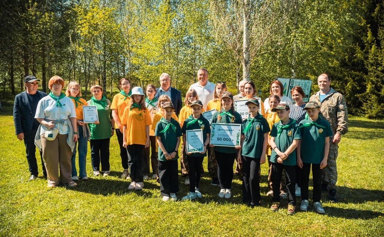 Олег Кувшинников вручил премии школьным лесничествам Вологодчины за лучшие работы о лесопожарной пропаганде