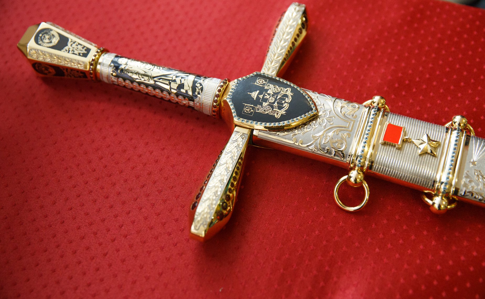 Торжественная церемония награждения российских городов-героев памятными 