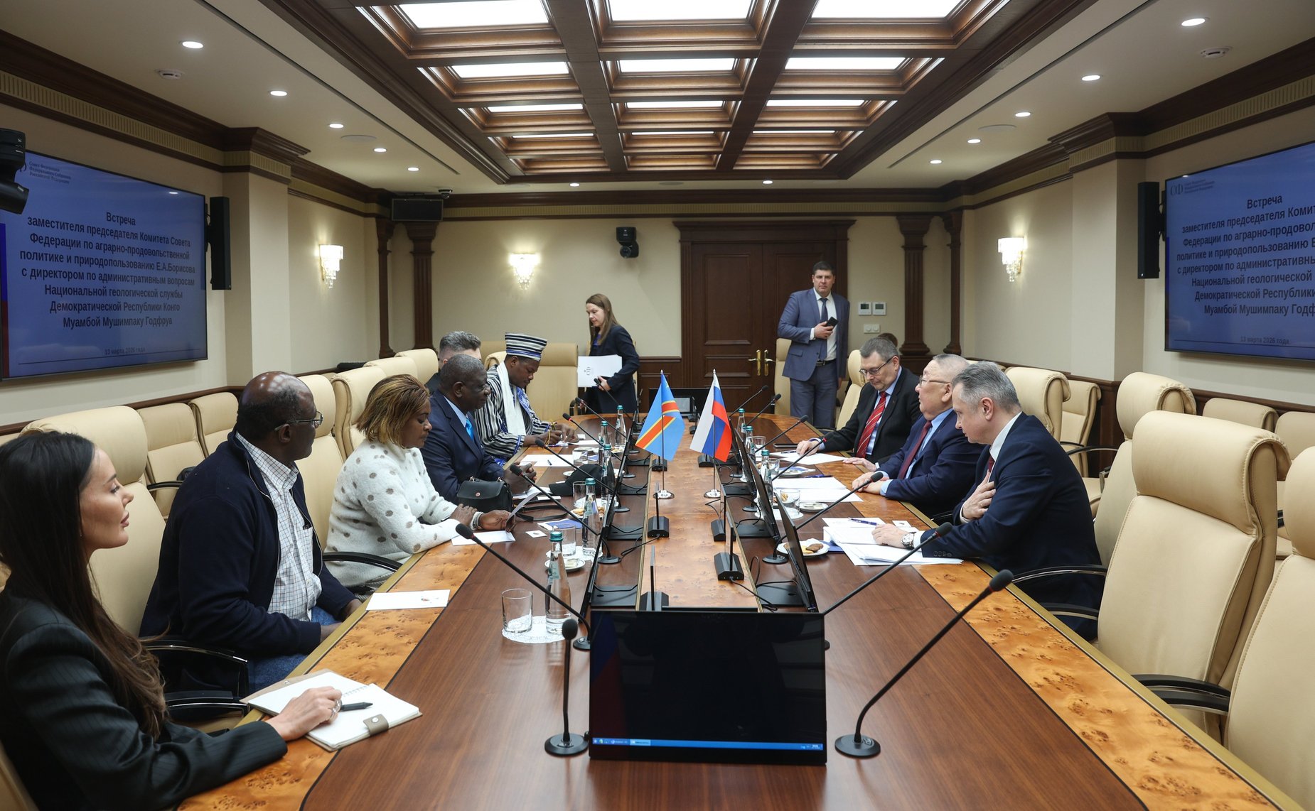 Егор Борисов провел встречу с директором по административным вопросам Национальной геологической службы Демократической Республики Конго Муамбой Мушимпаку Годфруа