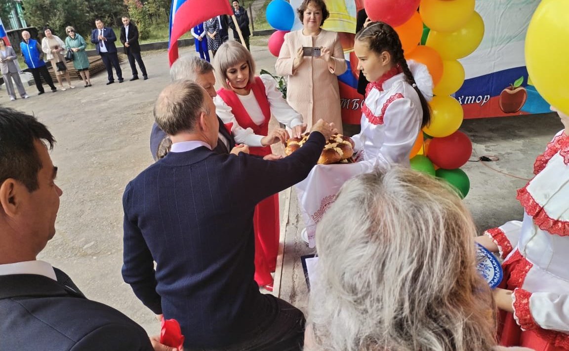 Сергей Михайлов принял участие в торжественном открытии школы после капитального ремонта в селе Тохтор Акшинского округа