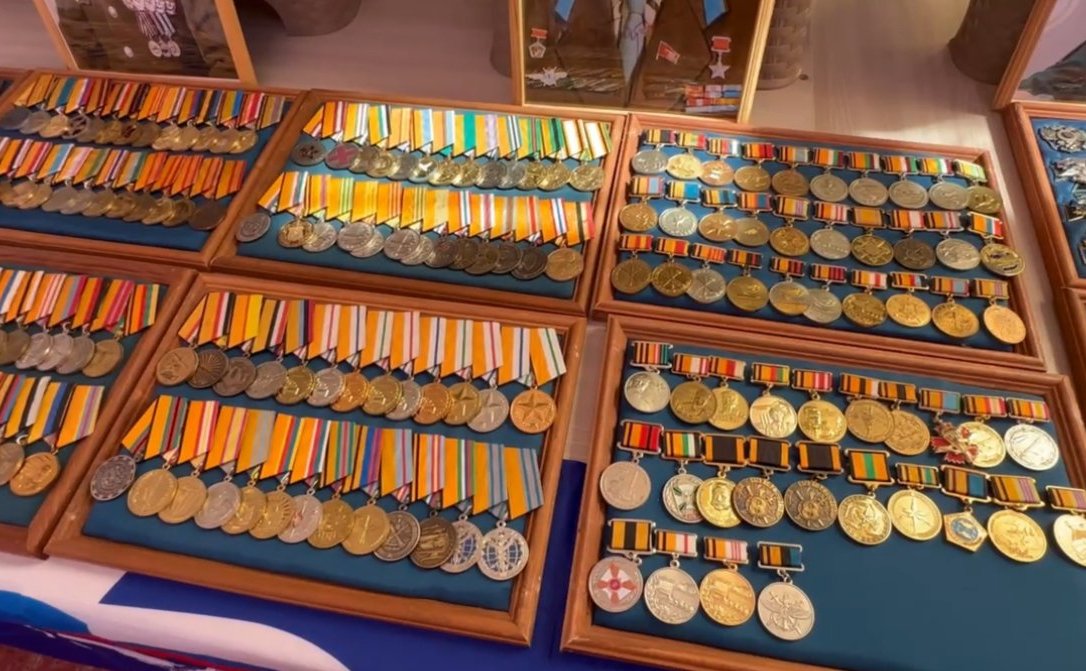 Игорь Кастюкевич организовал для школьников Херсонской области выставку «Гордость и слава России в орденах и медалях»