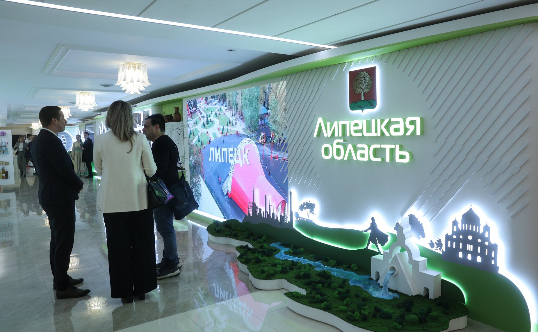 Валентина Матвиенко и Игорь Артамонов осмотрели выставку, посвященную истории и перспективным направлениям развития Липецкой области