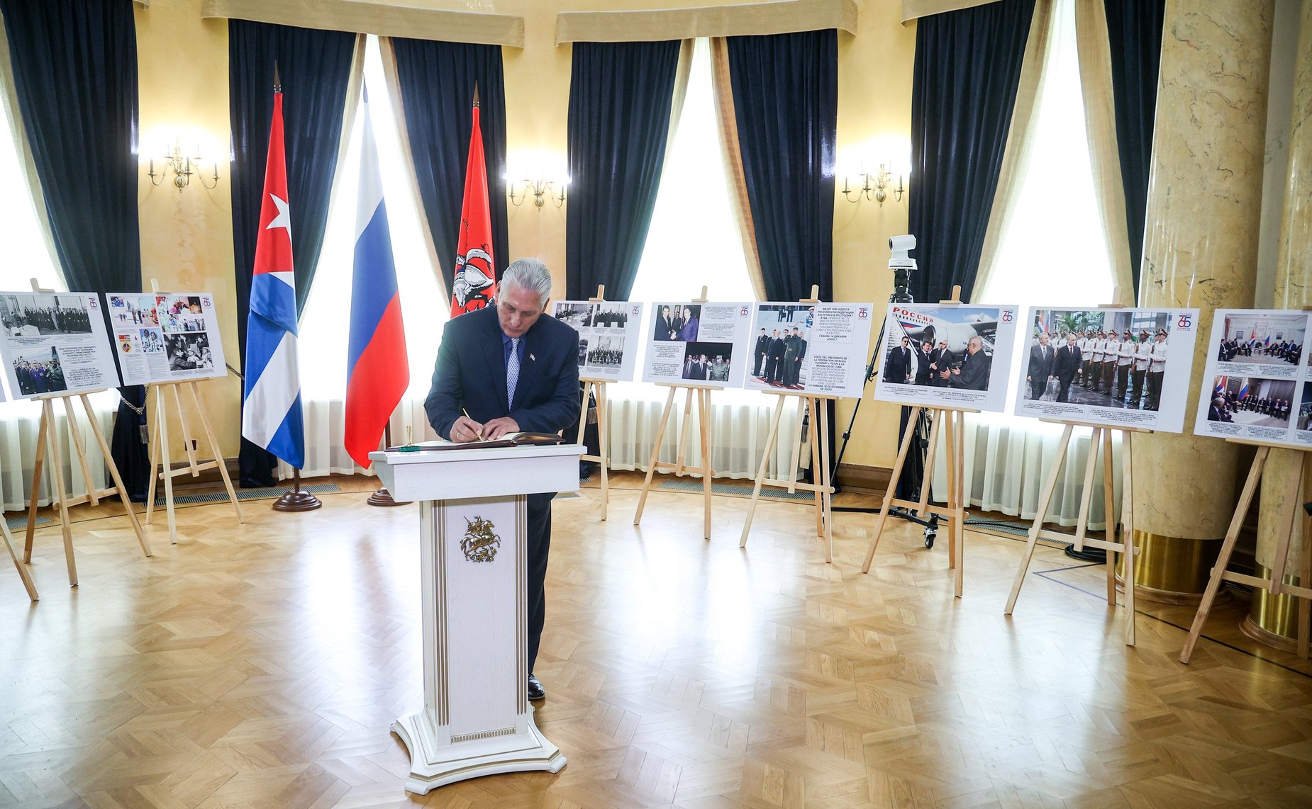 Председатель Совета Федерации Валентина Матвиенко, Президент Кубы Мигель Марио Диас-Канель и Председатель Московской городской Думы Алексей Шапошников открыли фотовыставку, посвящённую 65-летию восстановления российско-кубинских дипломатических отношений