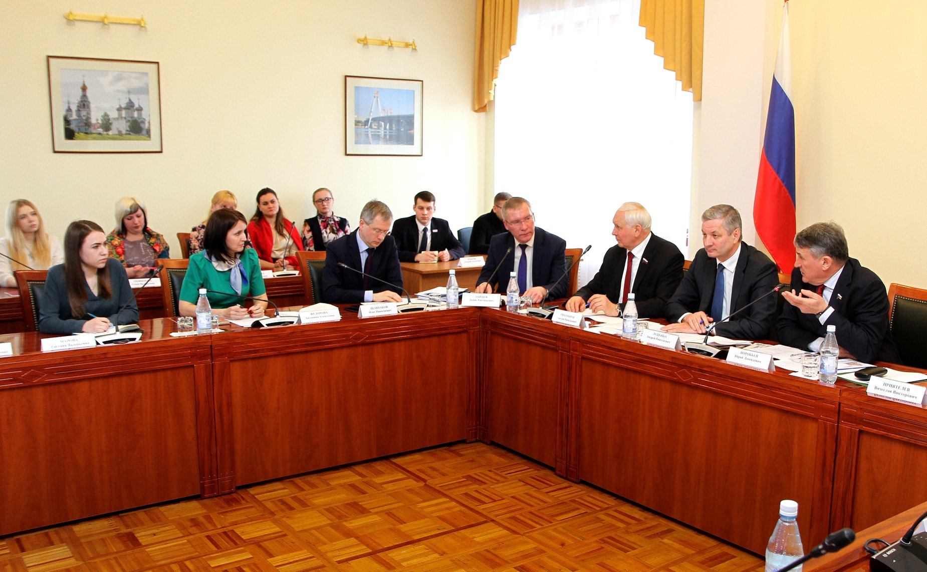 Юрий Воробьев принял участие в заседании Дискуссионного клуба