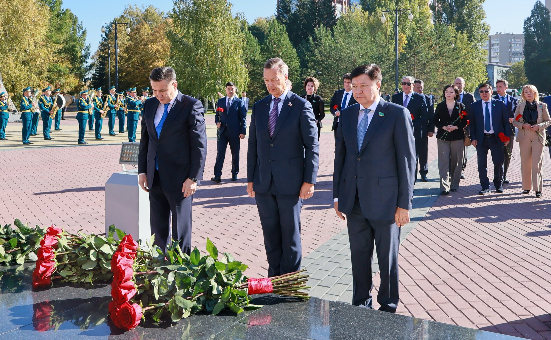 Делегация Совета Федерации приняла участие в возложении цветов к мемориальному комплексу погибших воинов и героев Великой Отечественной войны «Победа»
