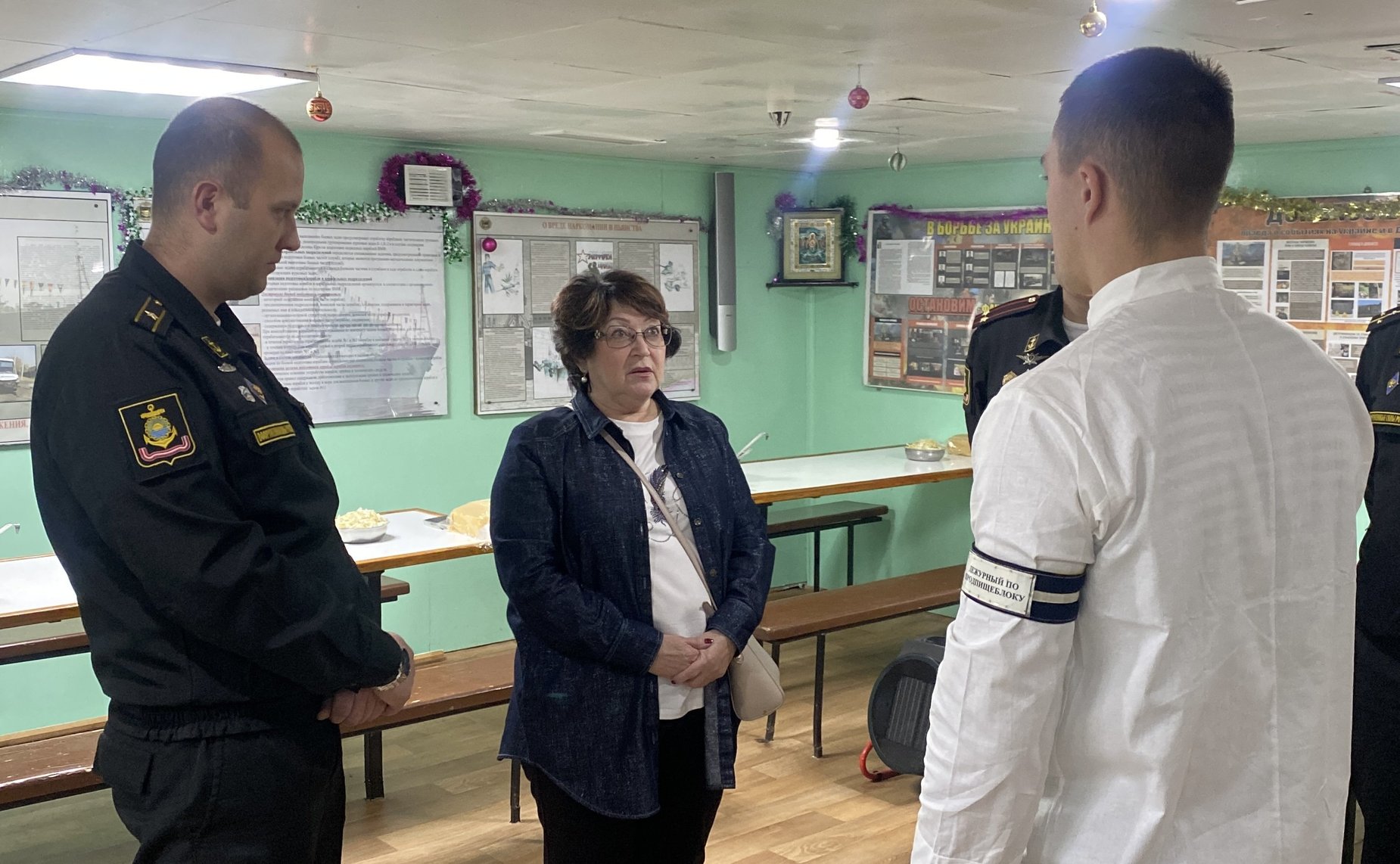 Людмила Талабаева в ходе поездки в регион встретилась с моряками — военнослужащими соединения надводных кораблей Тихоокеанского флота