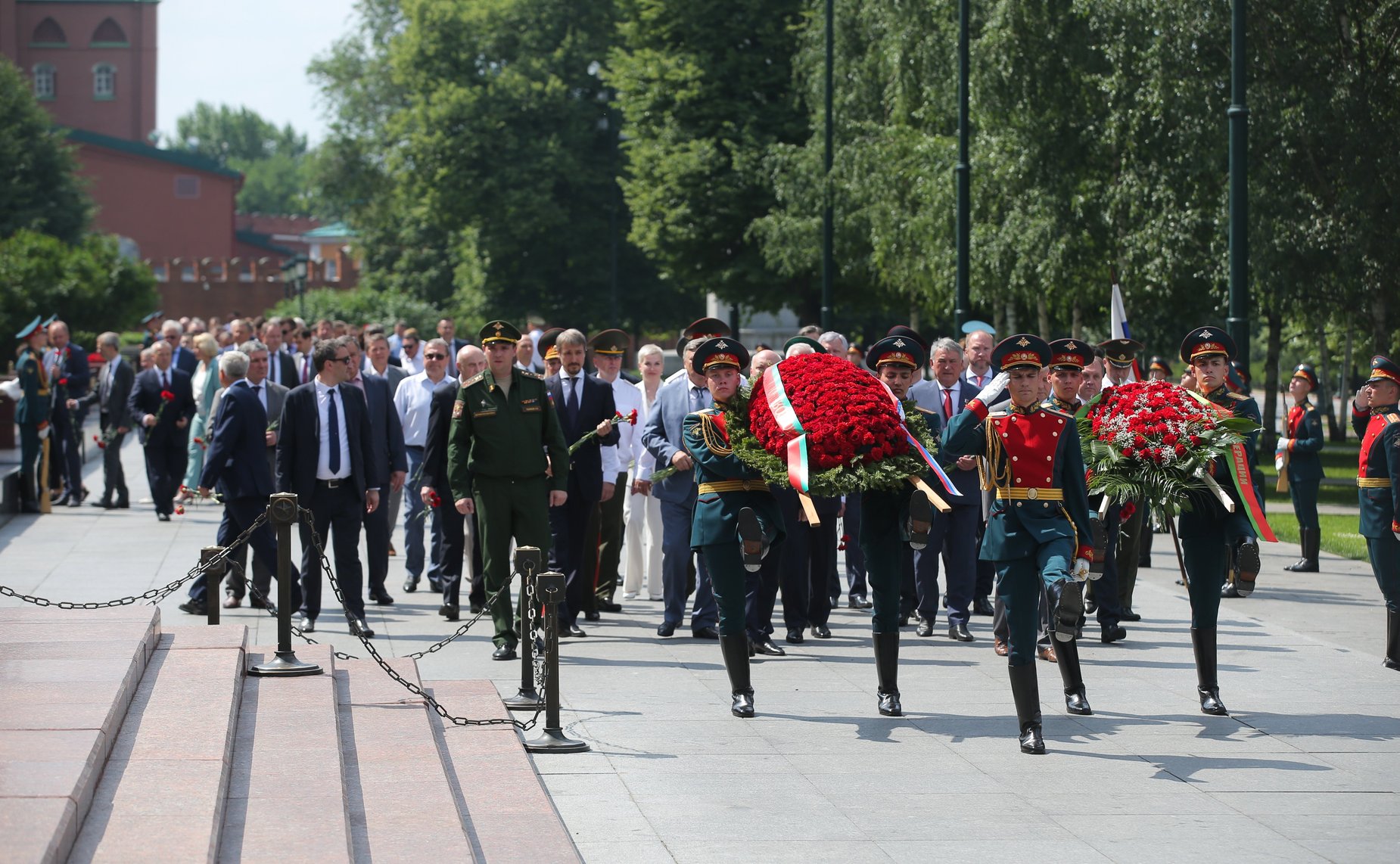 Участие сенаторов РФ в торжественной церемонии возложения венка от Посольства Республики Беларусь в РФ к Могиле неизвестного Солдата и цветов к мемориалам Город-Герой Минск и Брестская Крепость — Герой
