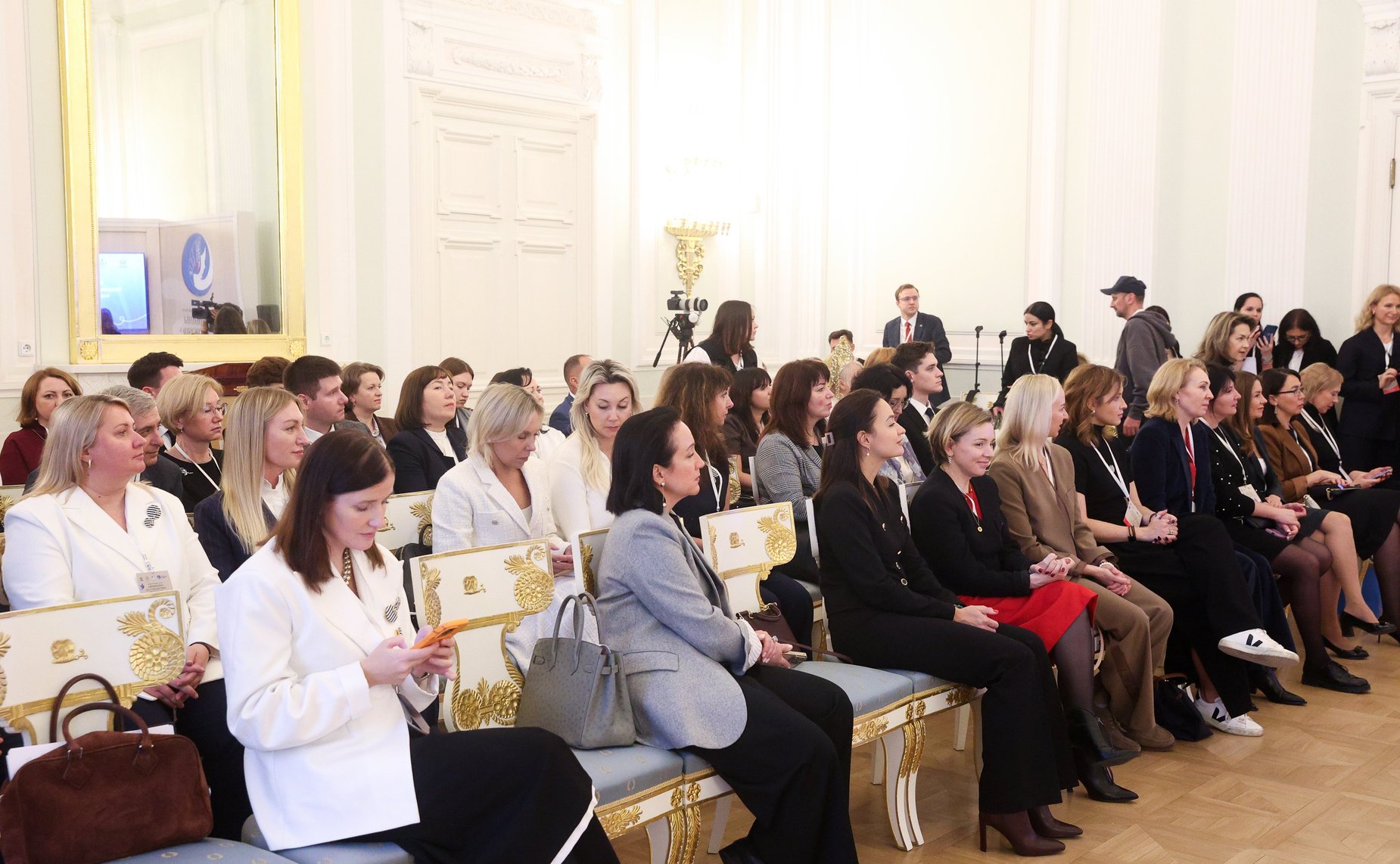 Тематическая сессия «Корпоративный ДНК: трудовые династии как фундамент корпоративных традиций». Международный форум «Женщины за сохранение традиций»