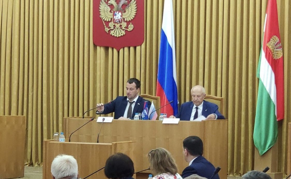 Эдуард Исаков провел совместно с председателем Законодательного собрания региона Виктором Бабуриным встречу с депутатами области, членами молодежного парламента