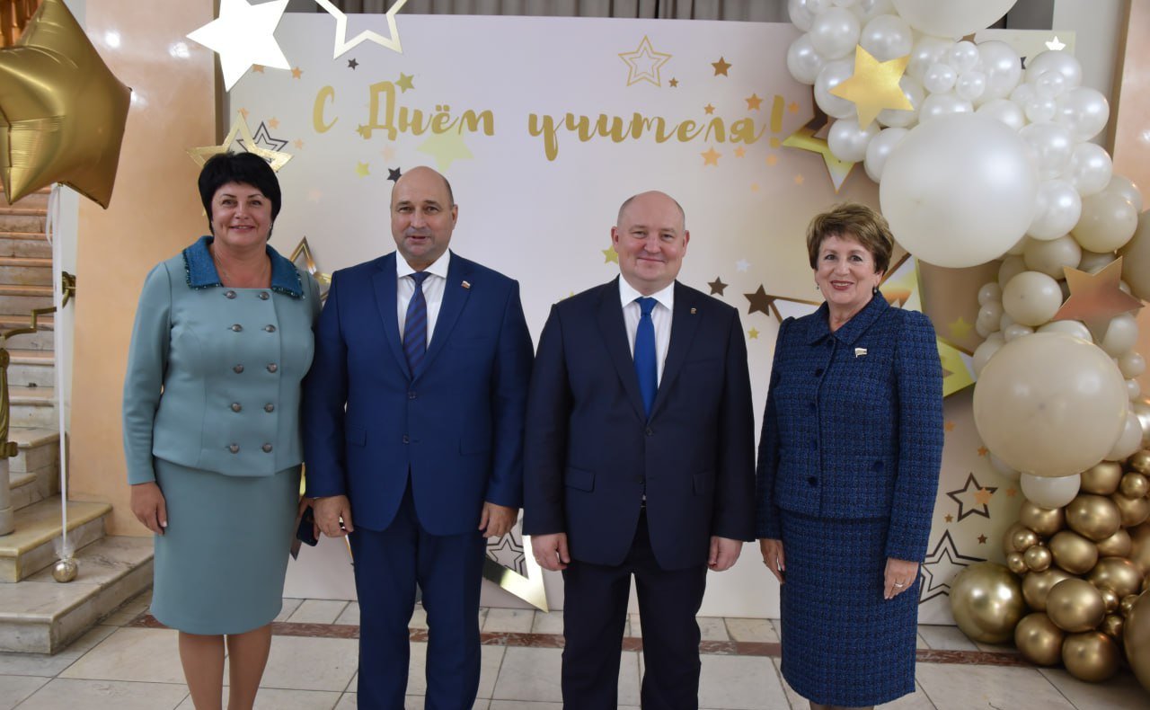 Екатерина Алтабаева вместе с губернатором Михаилом Развожаевым, председателем регионального Законодательного собрания Владимиром Немцевым и депутатом Государственной Думы Татьяной Лобач приняла участие в торжественном собрании, посвящённом Дню учителя