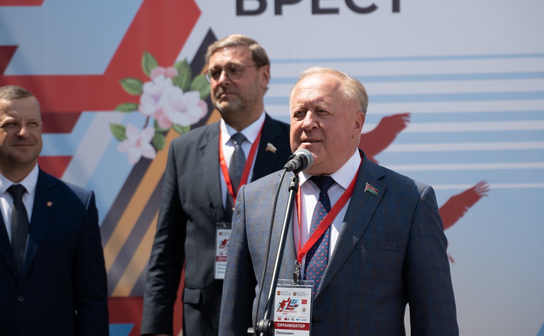 На перроне брестского вокзала школьники из России, Армении и Киргизии встретились с участниками проекта из Белоруссии