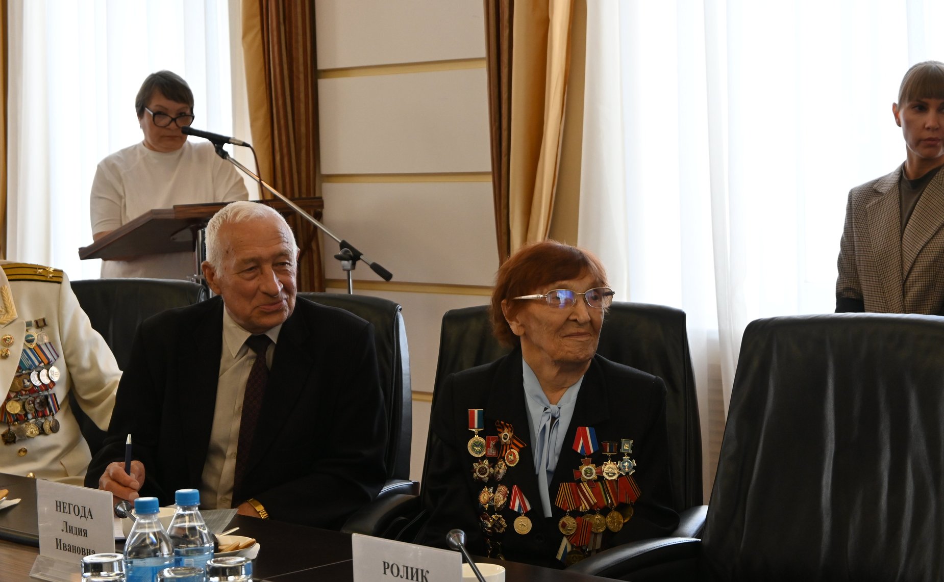 Александр Ролик совместно с главой Владивостока Константином Шестаковым провел встречу с проживающими в столице Приморья ветеранами — участниками боев с милитаристской Японией в августе-сентябре 1945 года