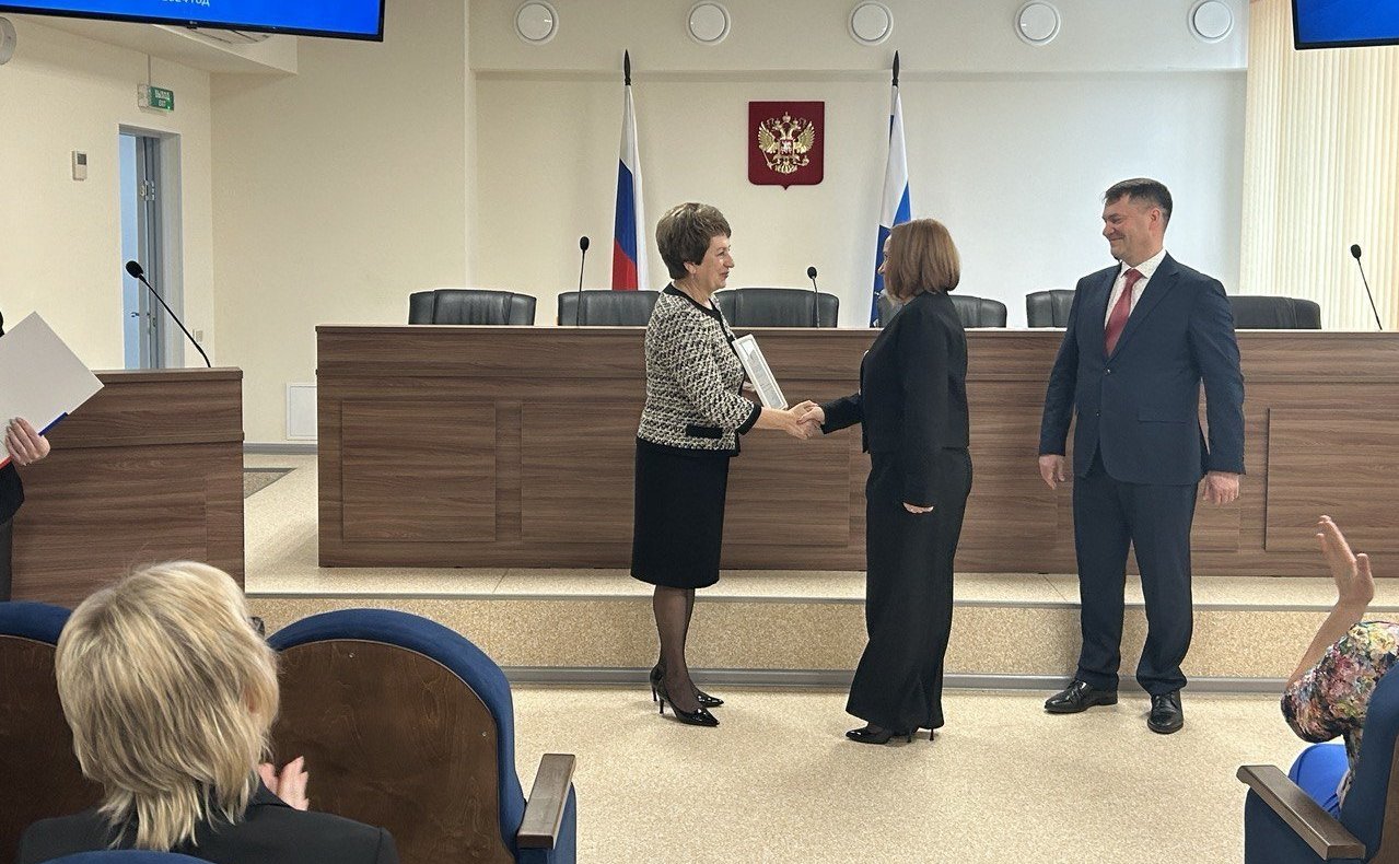 Екатерина Алтабаева на встрече с сотрудниками Управления Федеральной налоговой службы по городу Севастополю вручила Благодарность Председателя Совета Федерации