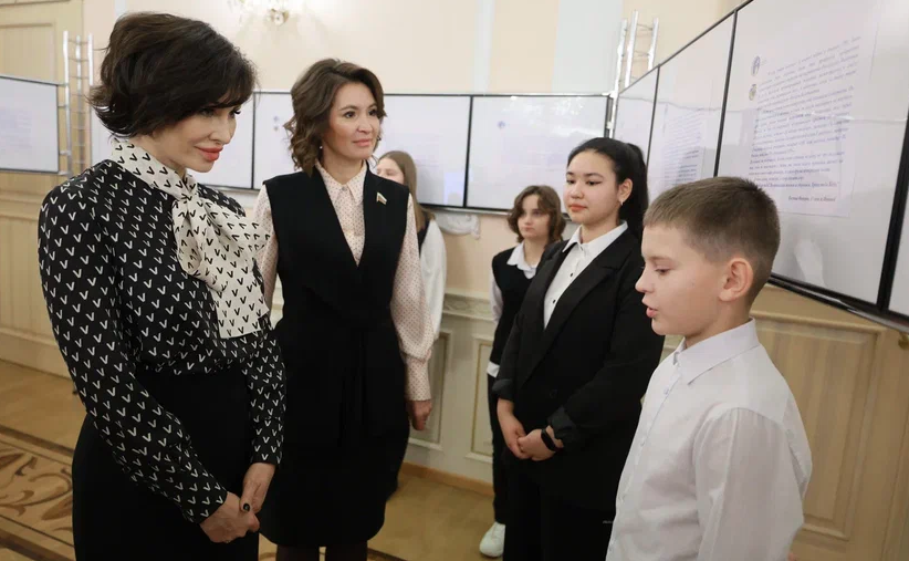 Маргарита Павлова в канун Дня народного единства вручила благодарности и призы школьникам — победителям VII Всероссийской творческой школы-конкурса «Портрет твоего края»