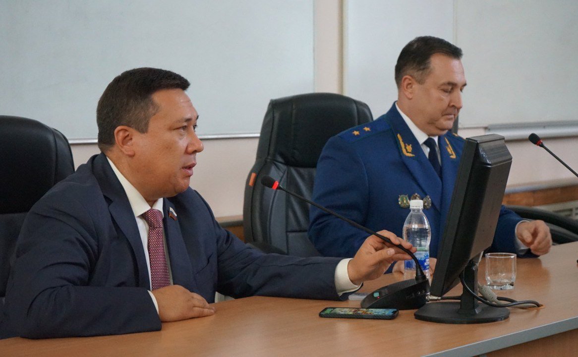 Владимир Полетаев провел встречу с наставляемыми школьниками городских лицеев № 1 и 6 Усть-Коксинской школы