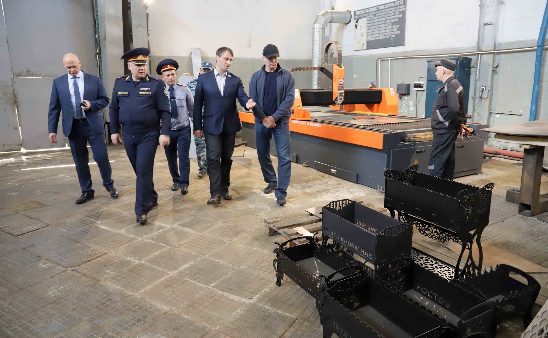 Эдуард Исаков осмотрел производственные и жилые помещения исправительной колонии строгого режима №15 в городе Батайске