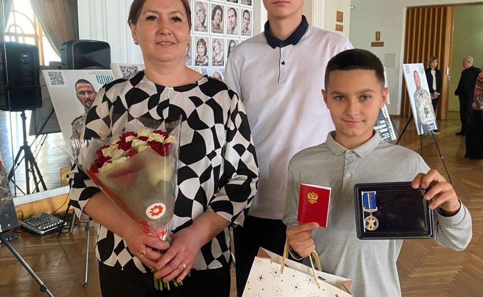 Николай Семисотов вручил детям-героям медали Совета Федерации «За проявленное мужество»