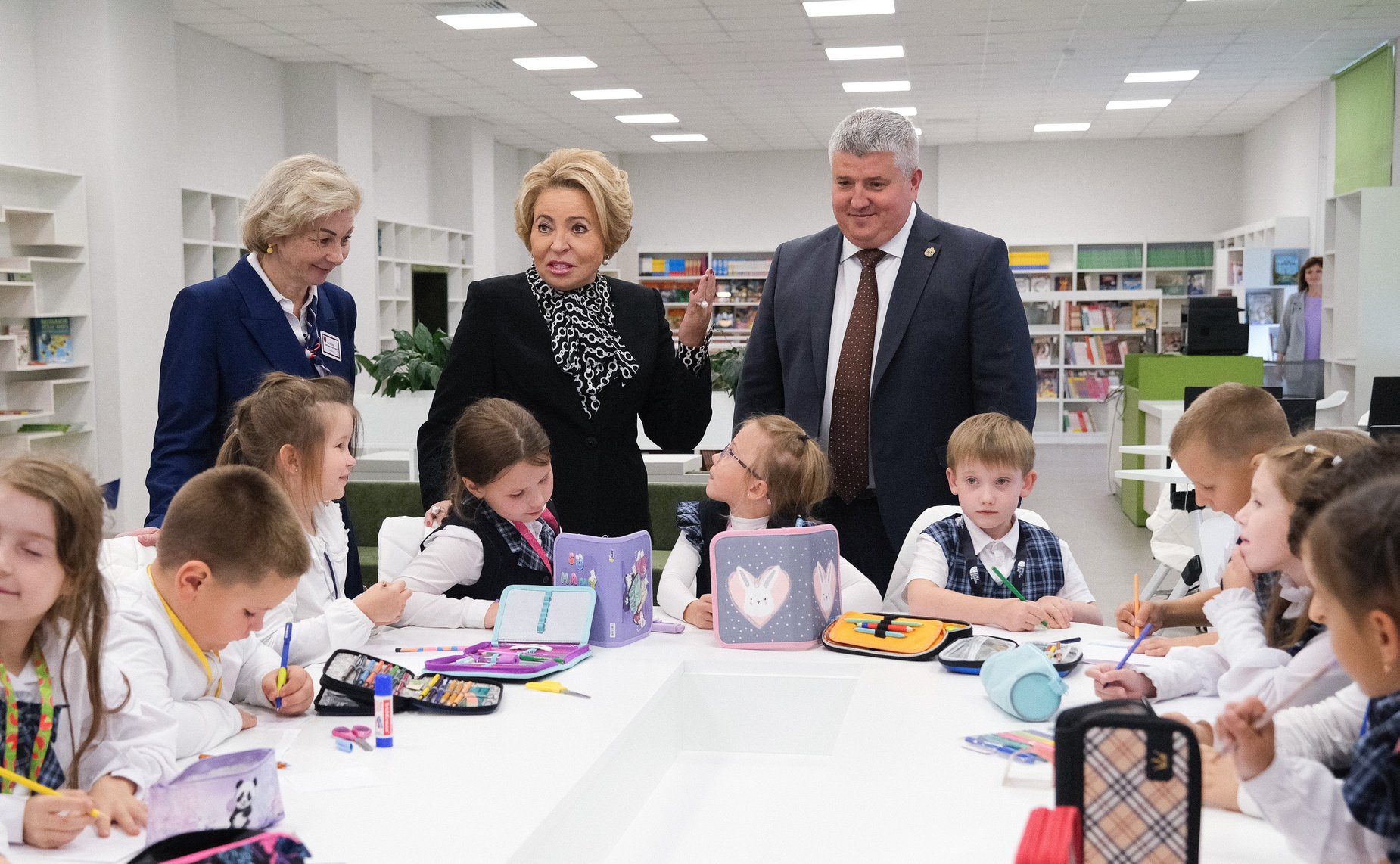 В рамках работы Х Парламентского форума «Историко-культурное наследие России» в Великом Новгороде Валентина Матвиенко посетила детскую общеобразовательную школу имени Г.Р. Державина и Дом музыки имени С.В. Рахманинова