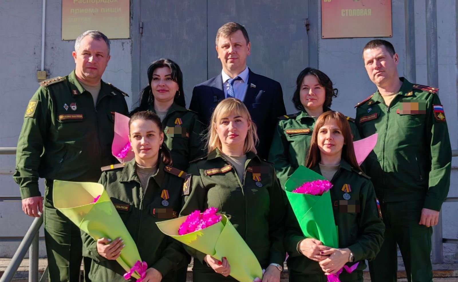 Артем Малащенков поздравил смолянок-военнослужащих с Международным женским днем