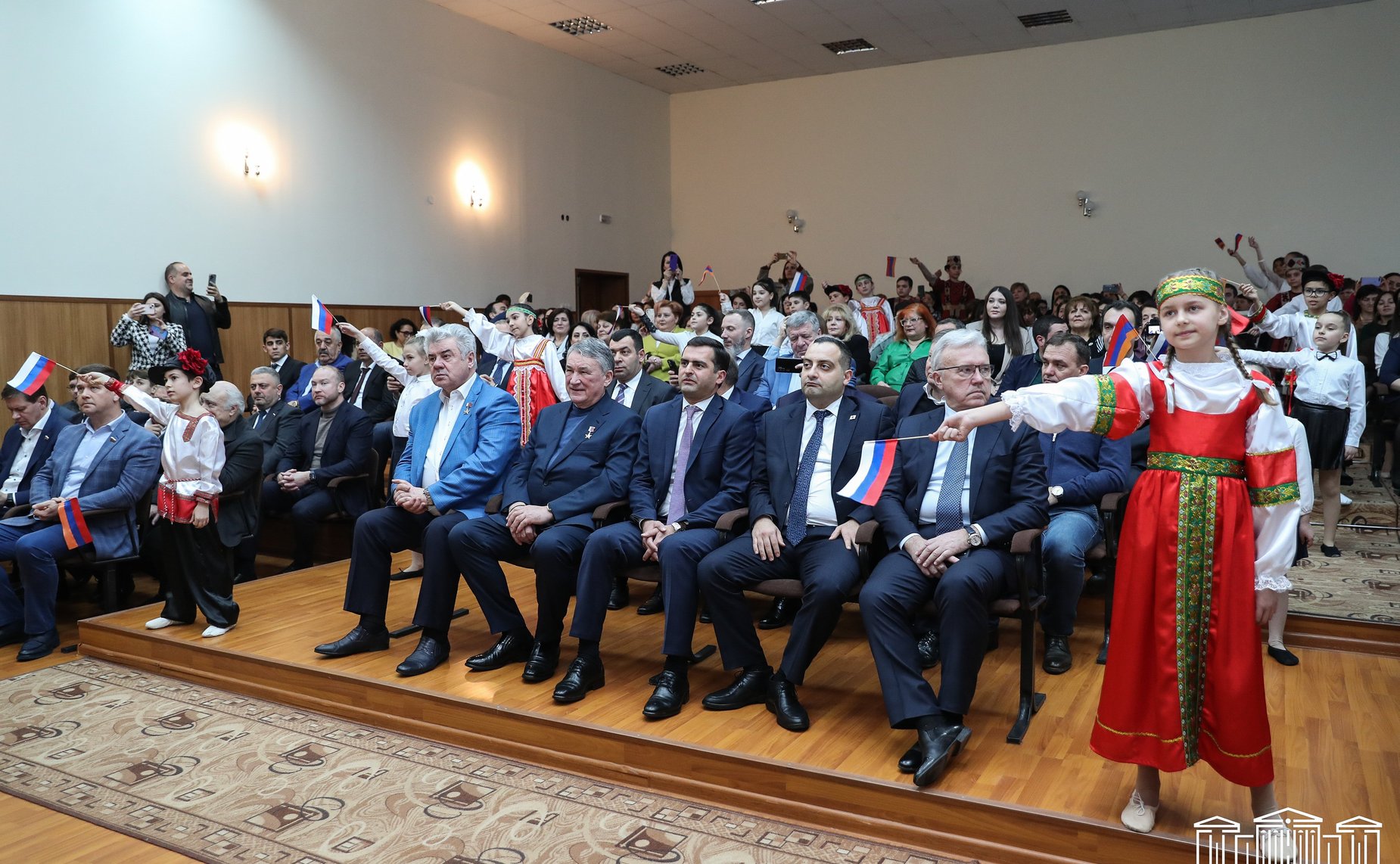 Российская делегация во главе с заместителем Председателя Совета Федерации Юрием Воробьевым передала более 1,5 тысяч учебников для трех армянских школ с обучением на русском языке