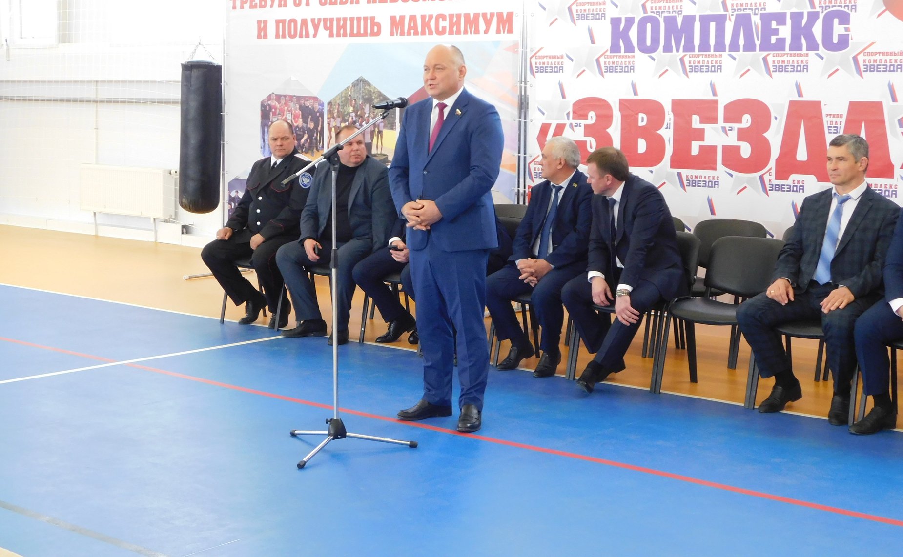 Алексей Кондратенко в рамках региональной недели посетил станицу Пластуновскую Динского района, где состоялось открытие спортивного комплекса «Звезда»