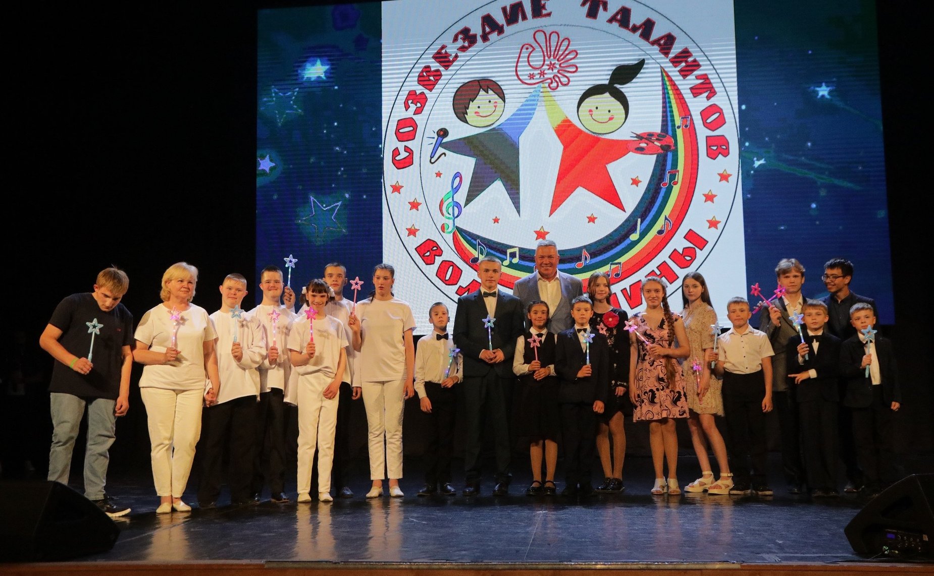 Олег Кувшинников вручил специальный приз победителю фестиваля «Созвездие талантов Вологодчины»