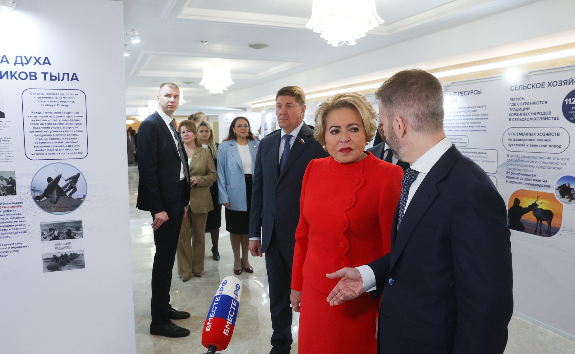 Валентина Матвиенко и Владислав Кузнецов осмотрели выставку, развернутую в Совете Федерации, которая посвящена истории, современности и перспективам развития Чукотского автономного округа