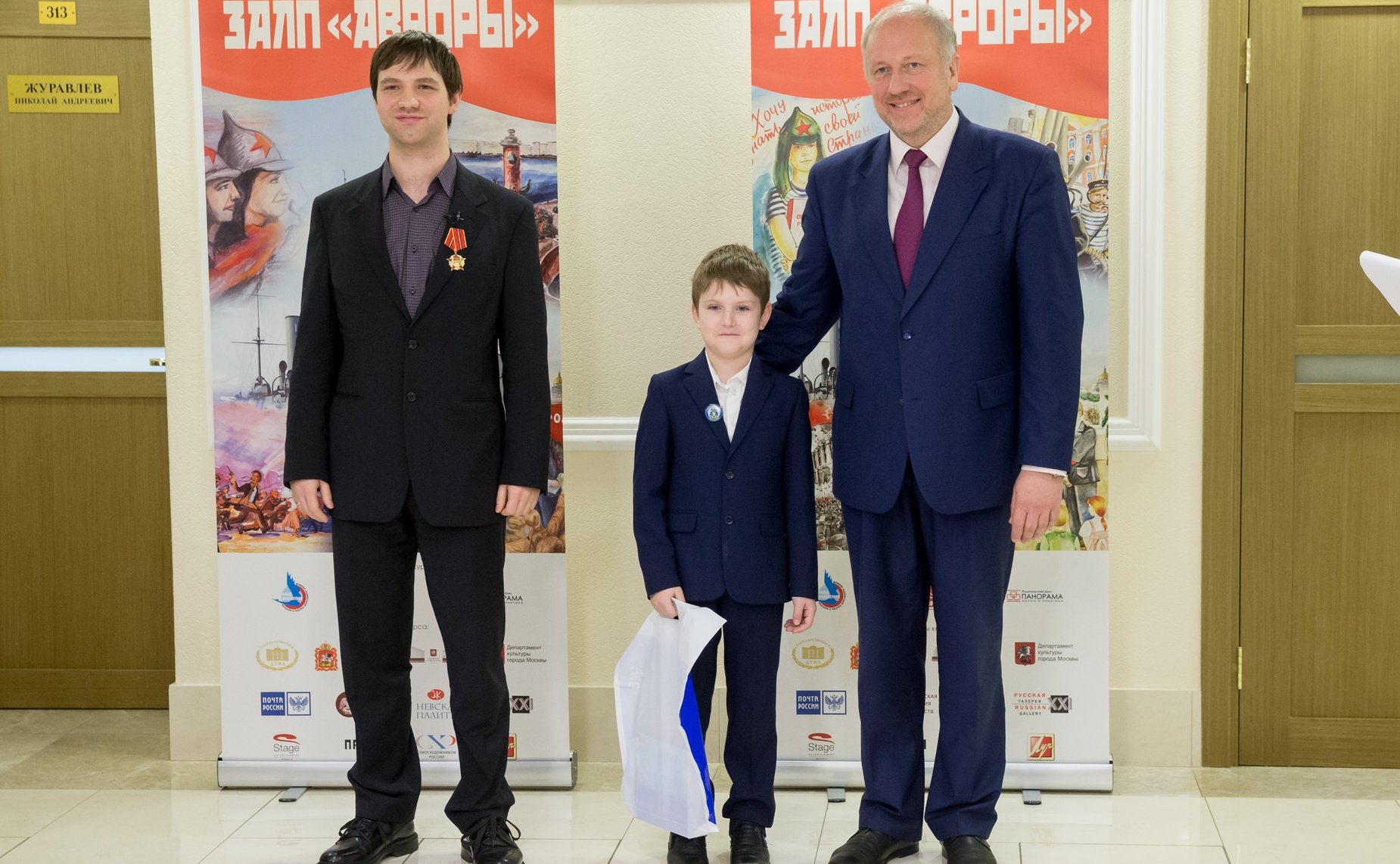 Выставка лучших работ участников Всероссийского художественного конкурса юных художников «Залп «Авроры»