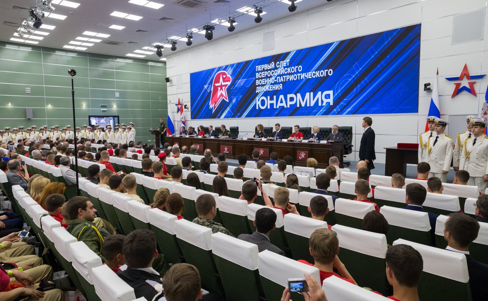 Ю. Воробьев посетил первый слет всероссийского военно-патриотического движения Юнармия