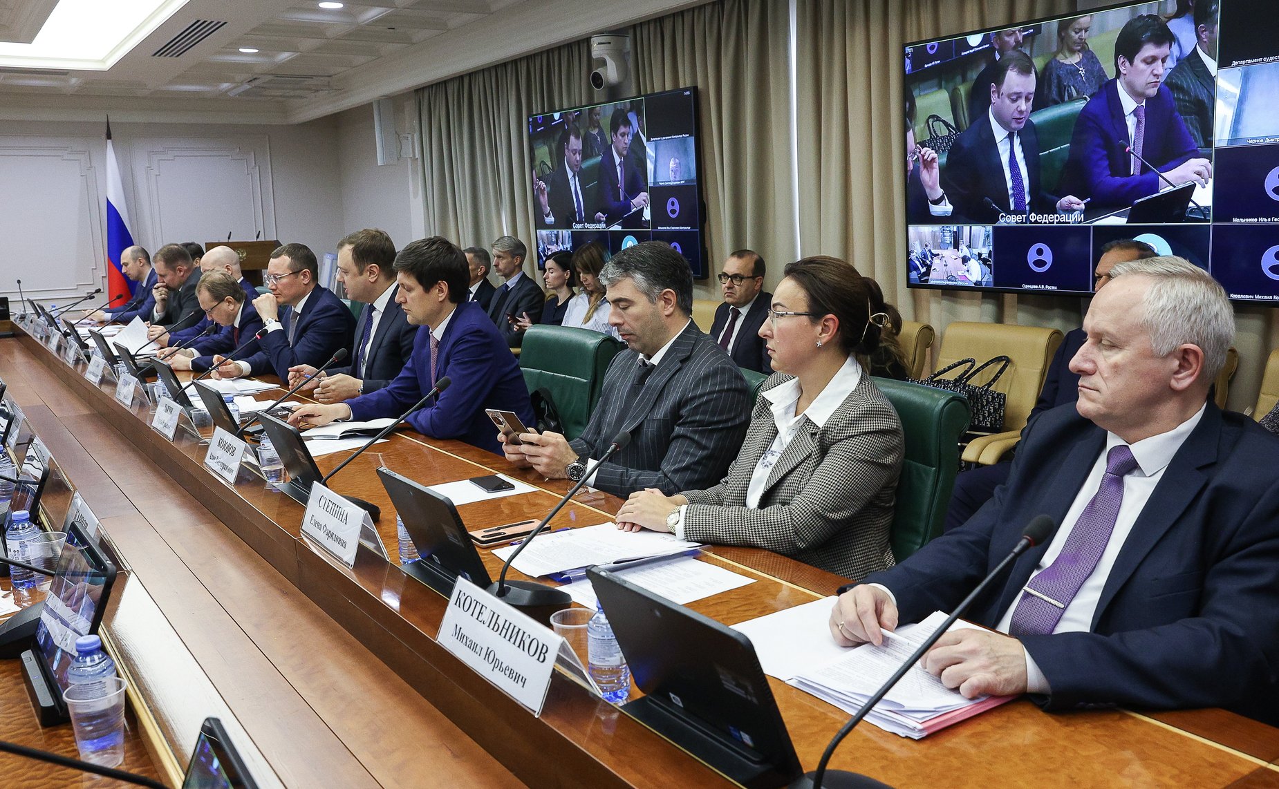 Круглый стол на тему «О мерах поддержки государственных корпораций и акционерных обществ с государственным участием»