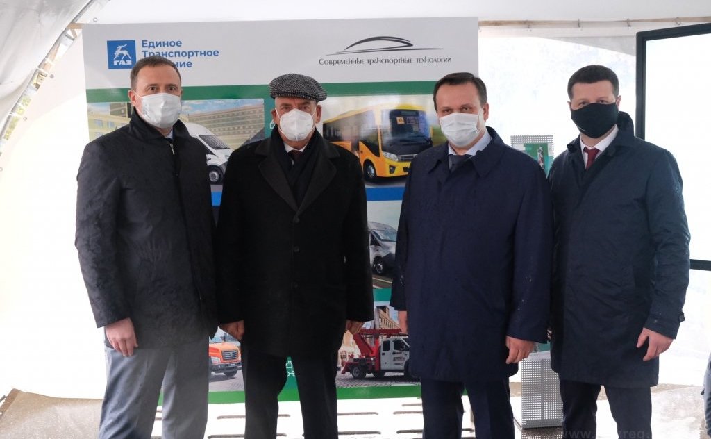 Сенатор Сергей Митин принял участие в выставке специализированой техники Горьковского автомобильного завода в Великом Новгороде