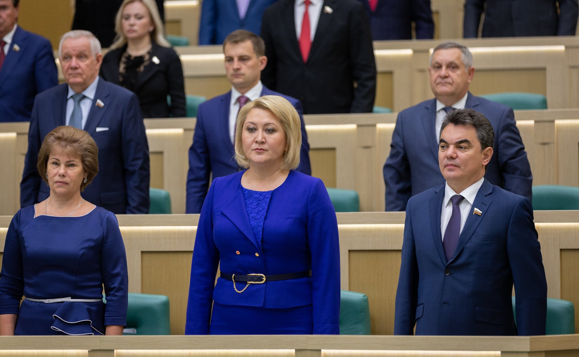 Сенаторы слушают гимн России перед началом 463-го заседания Совета Федерации