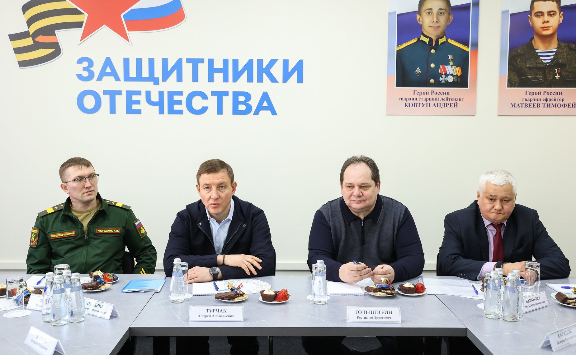 В Биробиджане Андрей Турчак вместе с руководителем управления по работе с регионами фонда «Защитники Отечества», матерью Героя России Марией Костюк встретились с участниками спецоперации