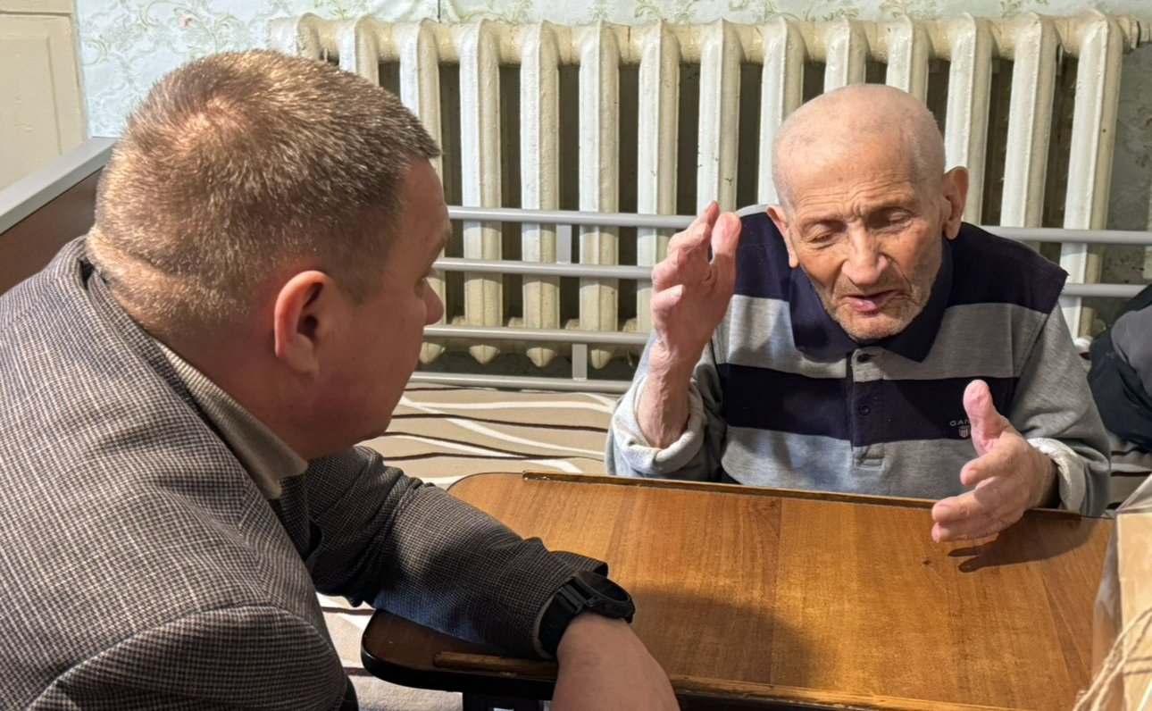 Игорь Кастюкевич поздравил ветерана Великой Отечественной войны и содействовал ремонту в его доме