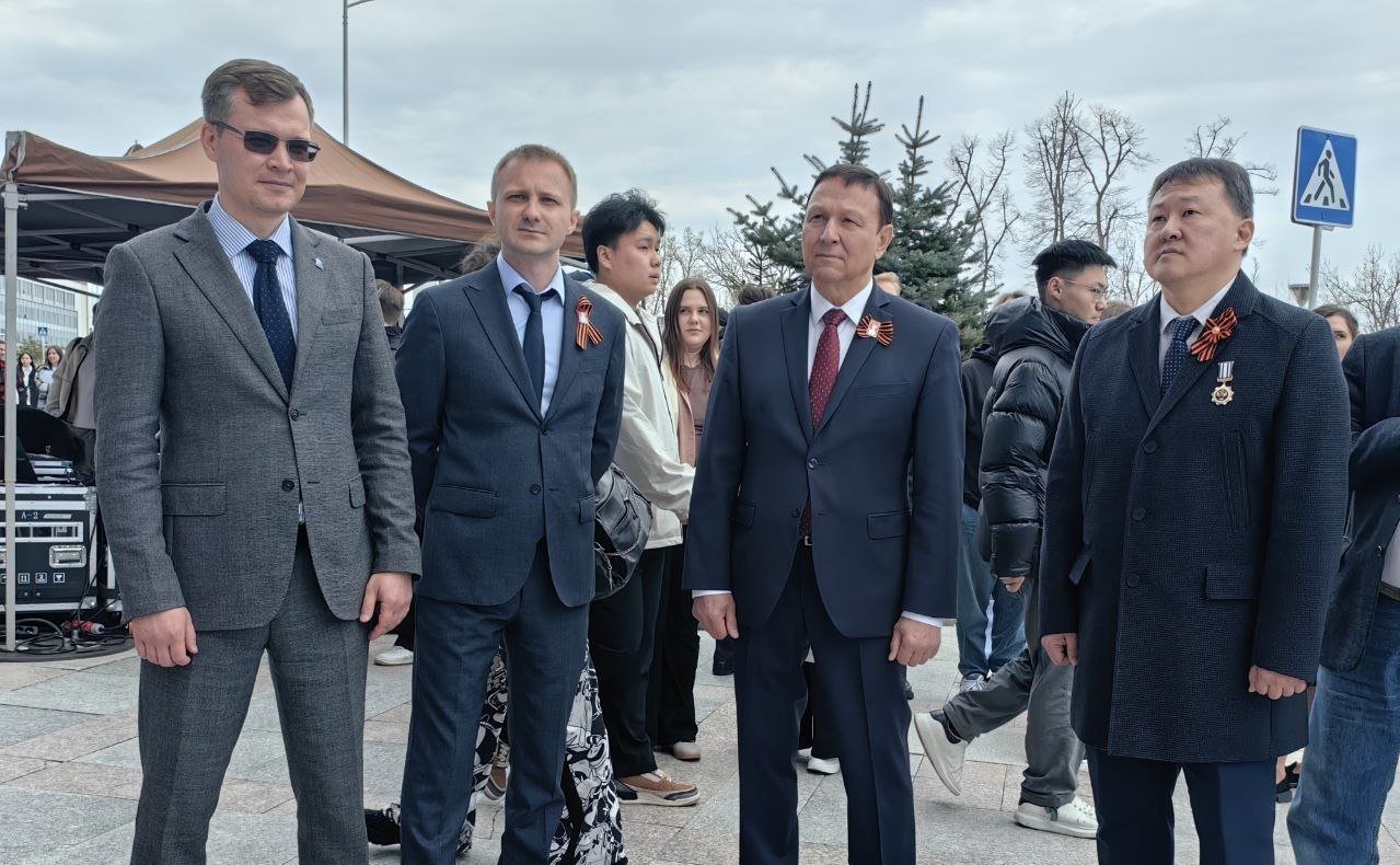 Александр Ролик во Владивостоке, в кампусе Дальневосточного федерального университета принял участие в патриотической акции «Международный Вальс Победы»