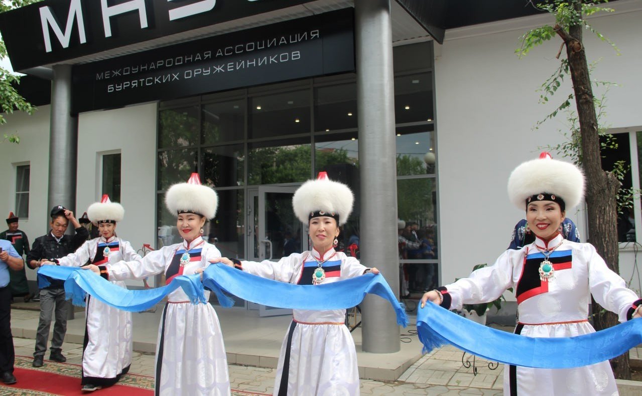 Баир Жамсуев принял участие в открытии галереи Жигжита Баясхаланова