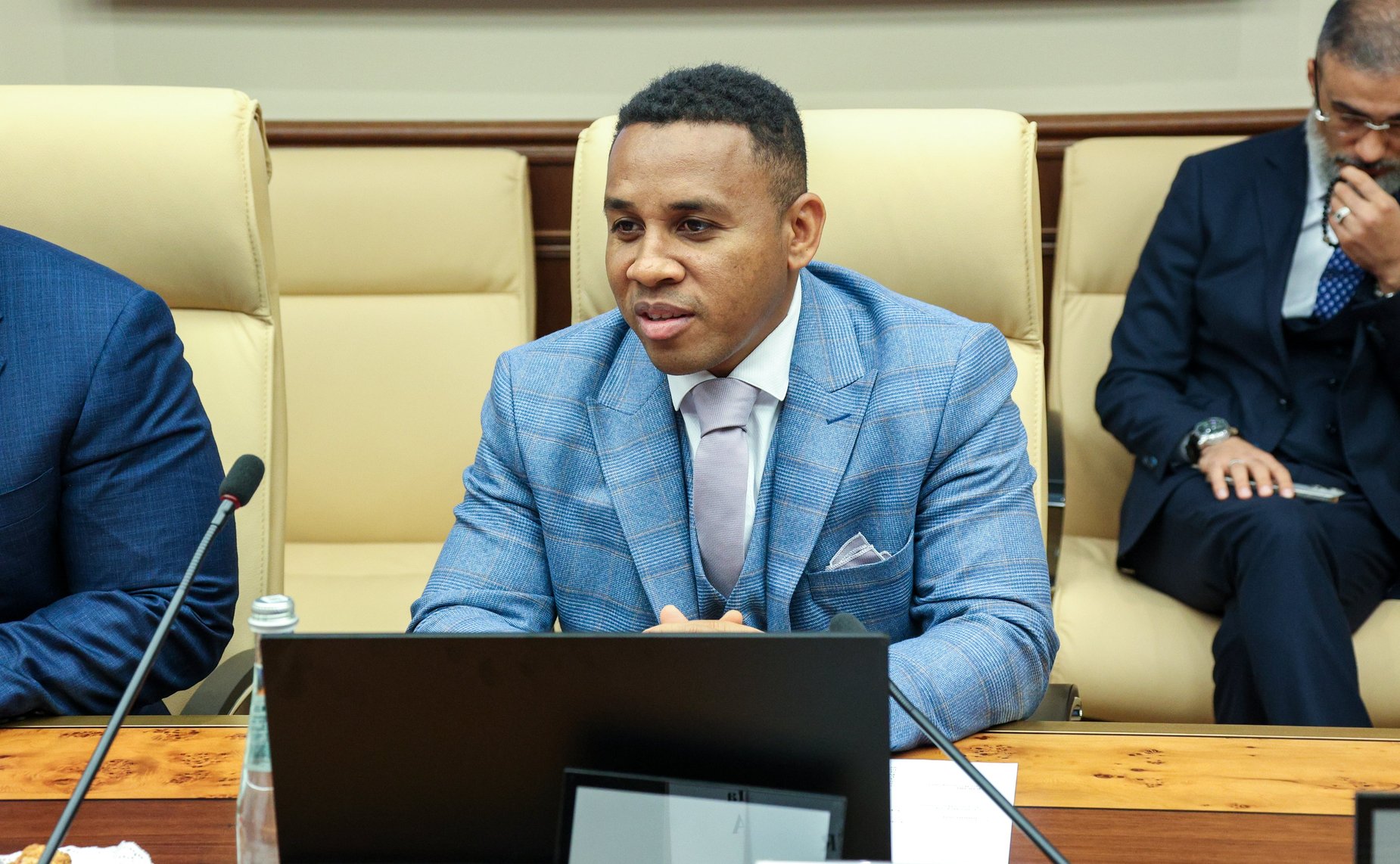 Встреча первого заместителя председателя Комитета СФ по бюджету и финансовым рынкам Александра Шендерюка-Жидкова с Председателем Национального Собрания Республики Мадагаскар Ситени Тьерри Рандриана Сулуниайку