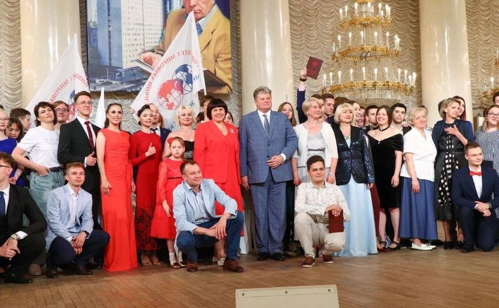 Елена Афанасьева вручила дипломы выпускникам ИМЦ