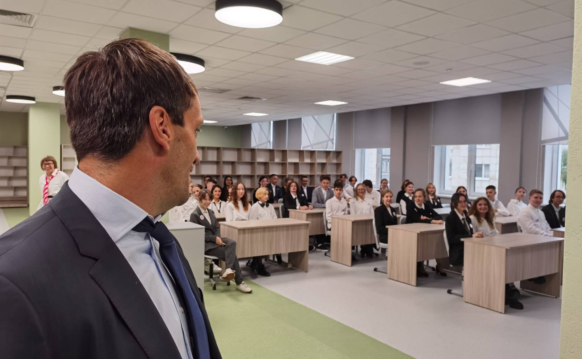 Эдуард Исаков осмотрел территорию гимназии №40 города Екатеринбурга