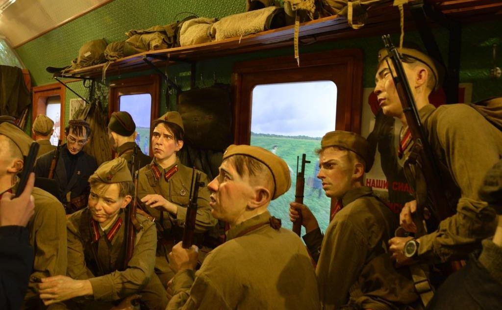 Сенаторы посетили выставку «Поезд Победы» в Мурманске