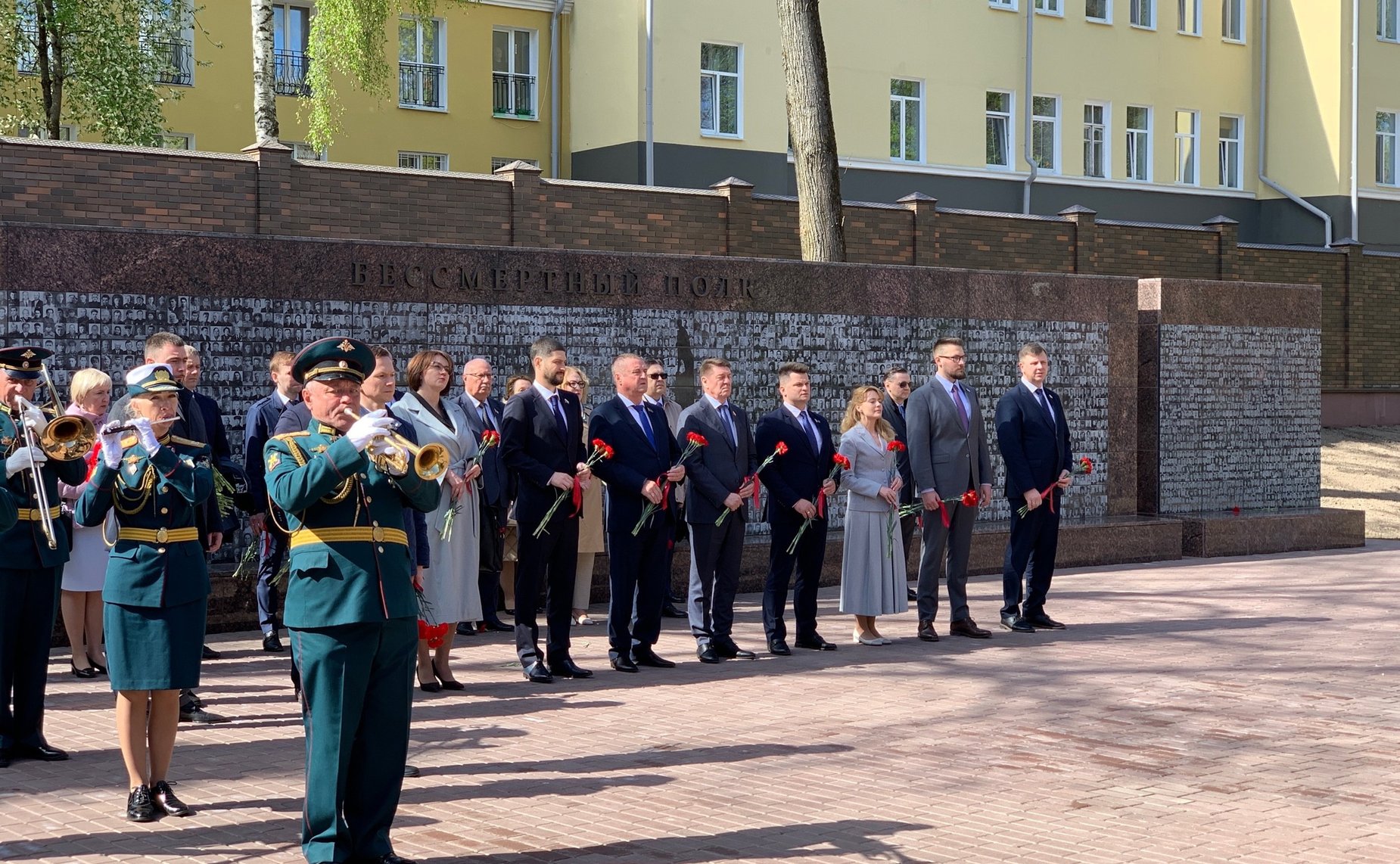 В рамках поездки в Смоленск делегации парламентариев России и Беларуси возложили цветы к Вечному огню в сквере Памяти Героев, а также посетили музей «Смоленщина в годы Великой Отечественной войны 1941 – 1945 годы»