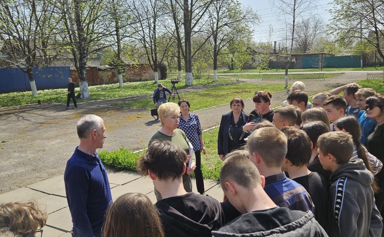 Ольга Бас совместно со школьниками провела субботник в Луганской Народной Республике