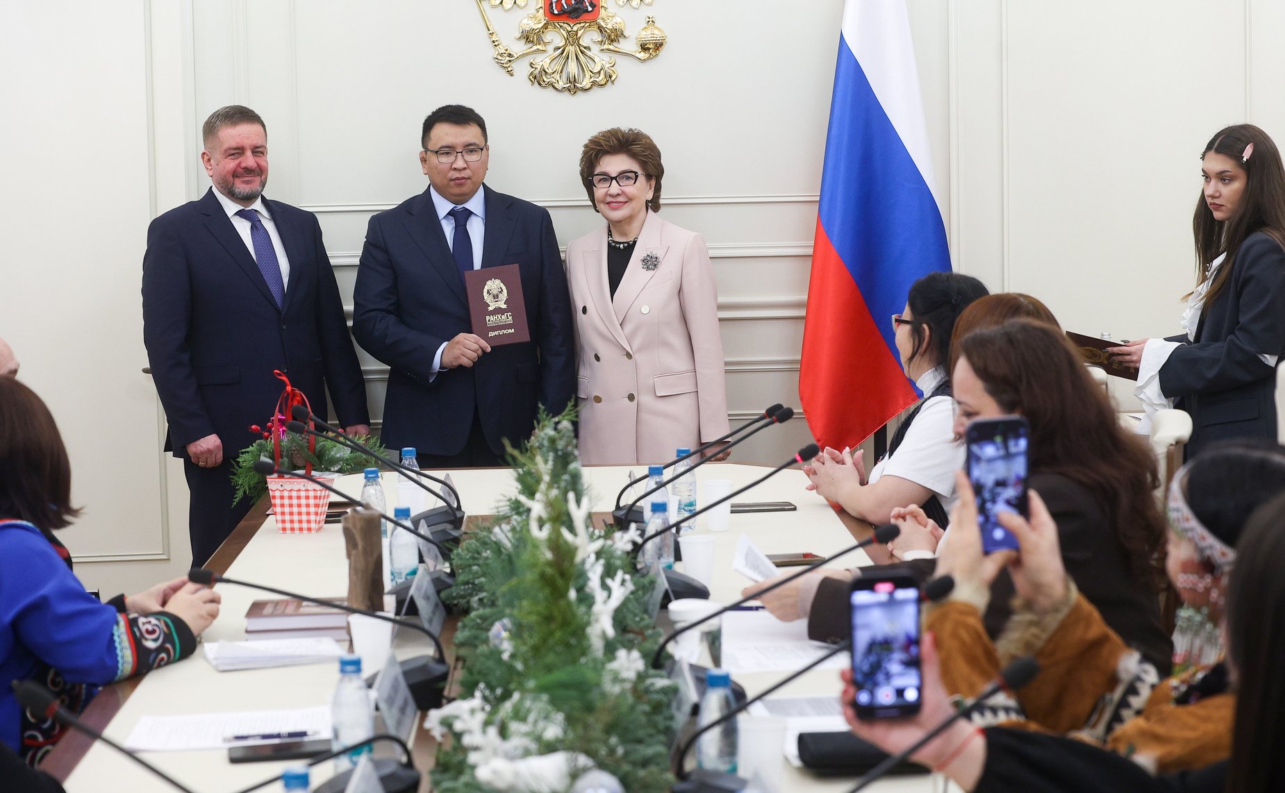 В Совете Федерации состоялась торжественная церемония вручения дипломов выпускникам образовательной программы «Актуальные проблемы и эффективные практики устойчивого развития коренных малочисленных народов Севера, Сибири и Дальнего Востока РФ»