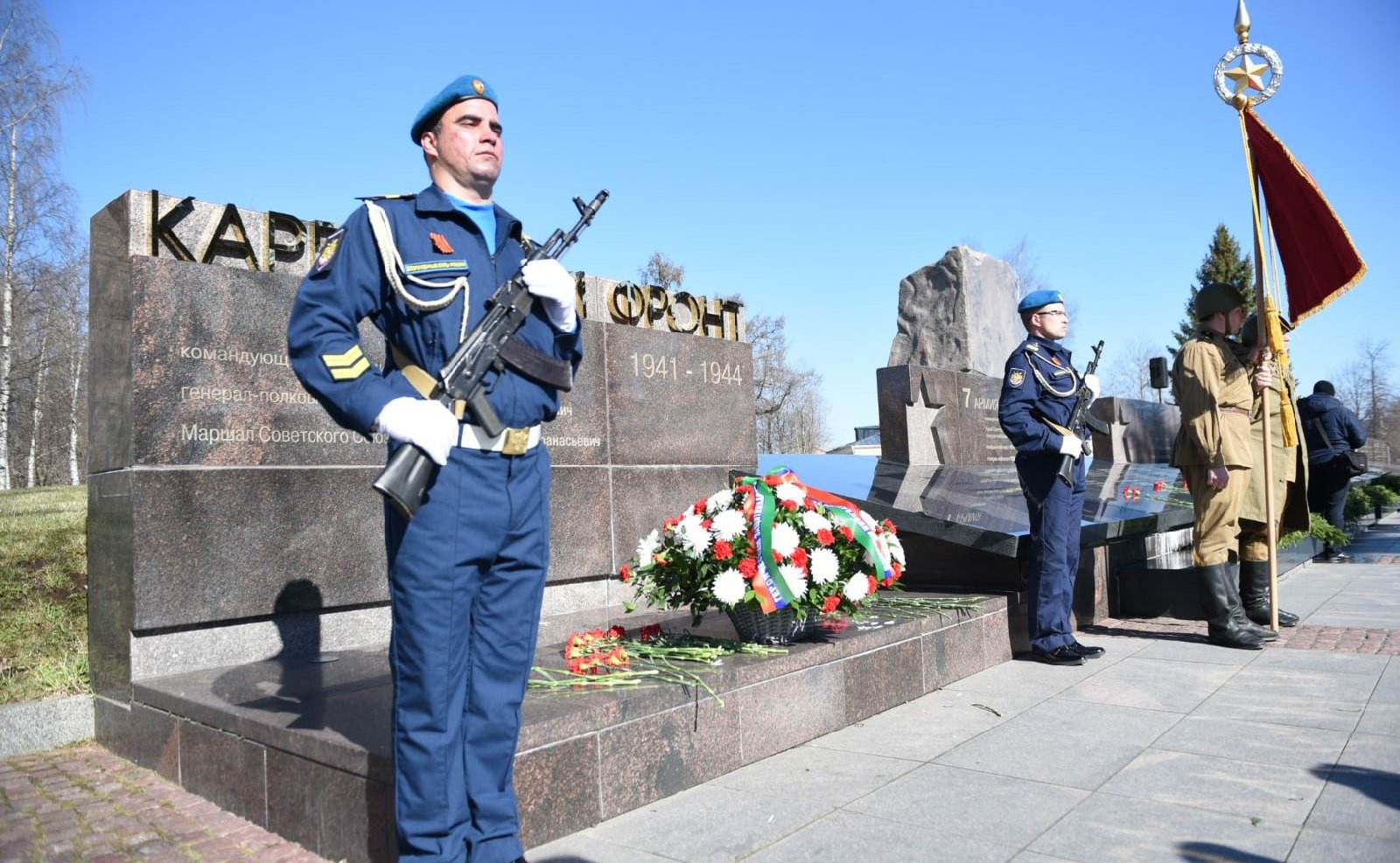 Александр Ракитин в ходе рабочей поездки в регион принял участие в торжественной церемонии открытия памятника работникам органов прокуратуры Республики – ветеранам Великой Отечественный войны