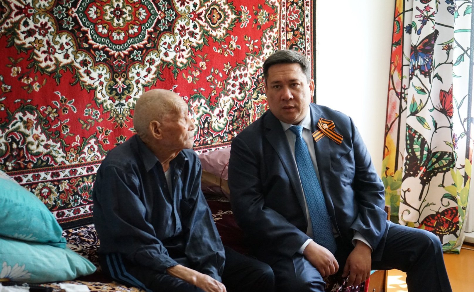 Владимир Полетаев навестил фронтовиков, проживающих в Горно-Алтайске