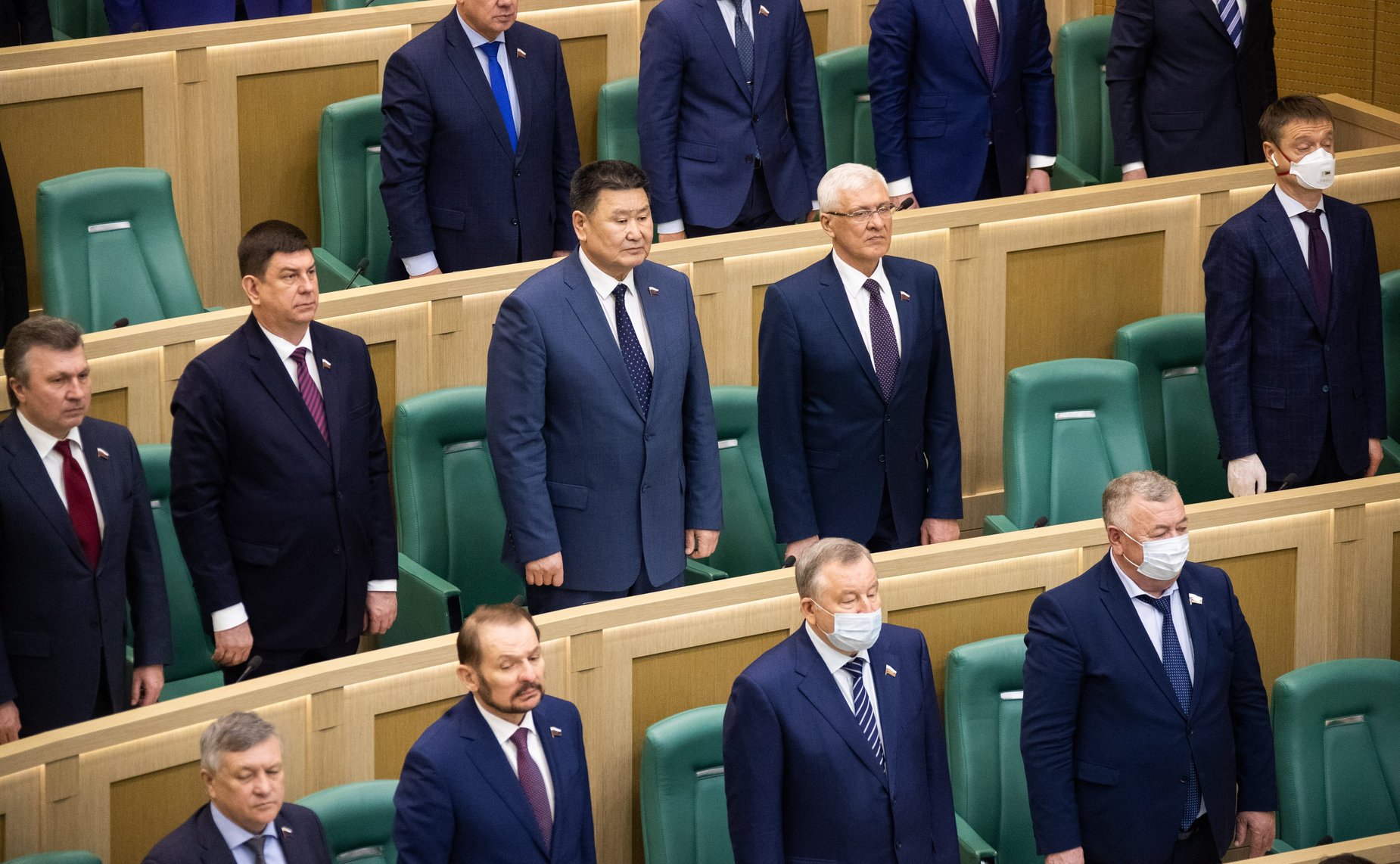 Сенаторы слушают гимн России перед началом 481-го заседания Совета Федерации