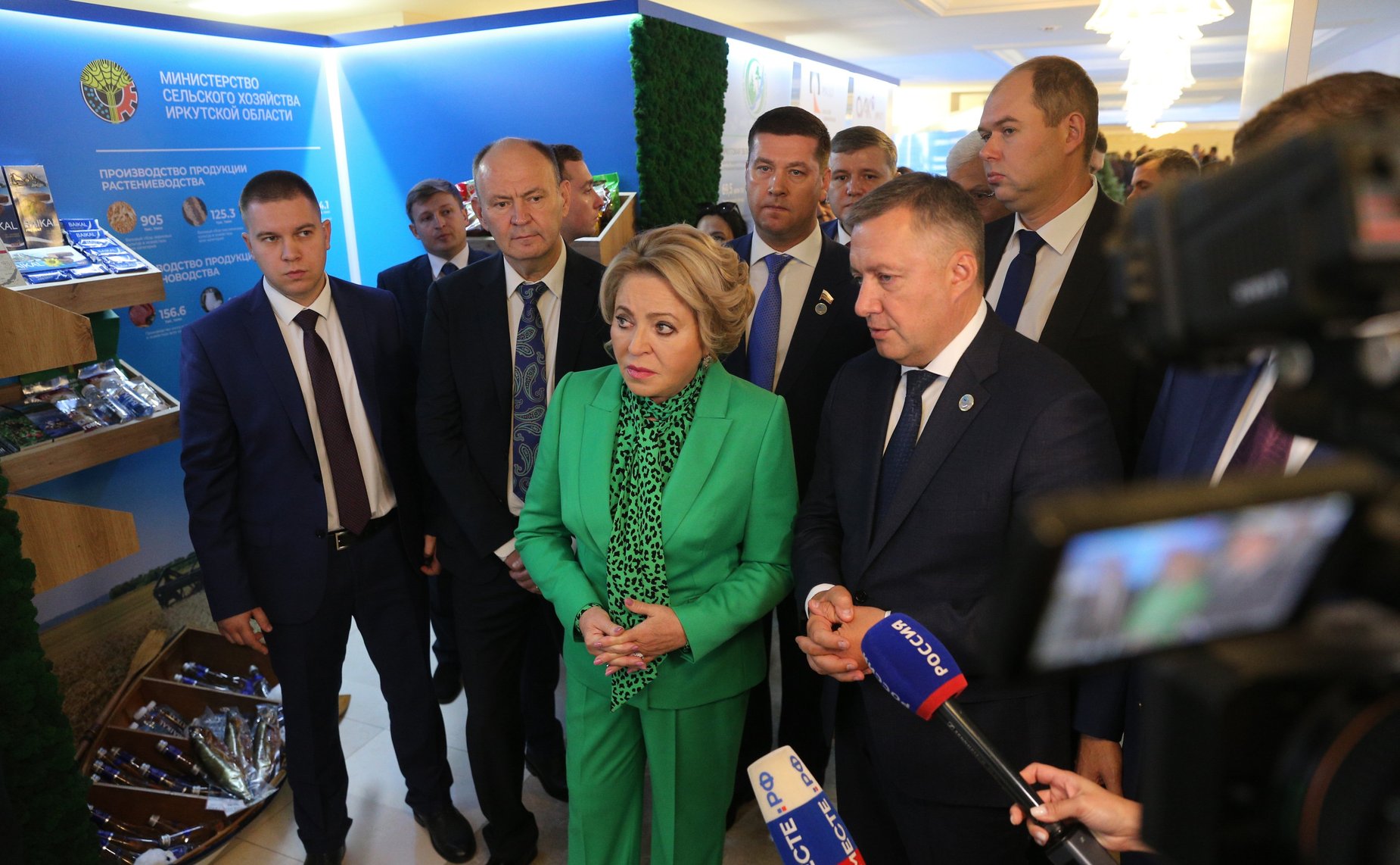 Валентина Матвиенко и Игорь Кобзев осмотрели выставку, посвященную истории и современности Иркутской области, которая в эти дни развернута в Совете Федерации