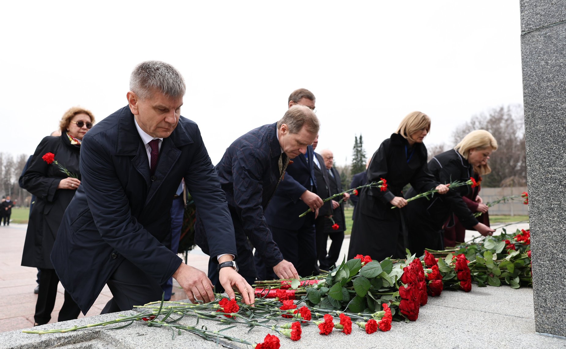 Делегации стран-участниц Межпарламентской Ассамблеи СНГ возложили венки и цветы к Монументу «Мать-Родина» на Пискаревском мемориальном кладбище, а также к памятным плитам государств на Аллее Памяти