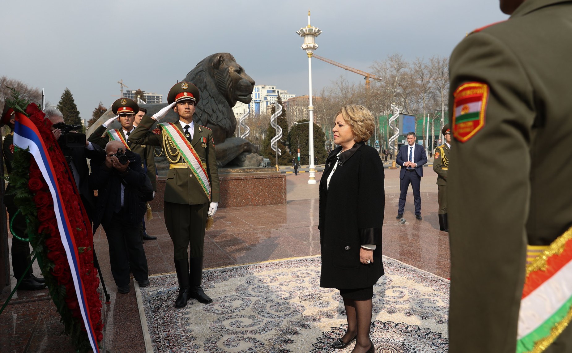 Делегация Совета Федерации во главе с Председателем СФ Валентиной Матвиенко посетила мемориальный комплекс «Национальное единство и возрождение Таджикистана» и сенаторы возложили венок к памятнику Исмоили Сомони